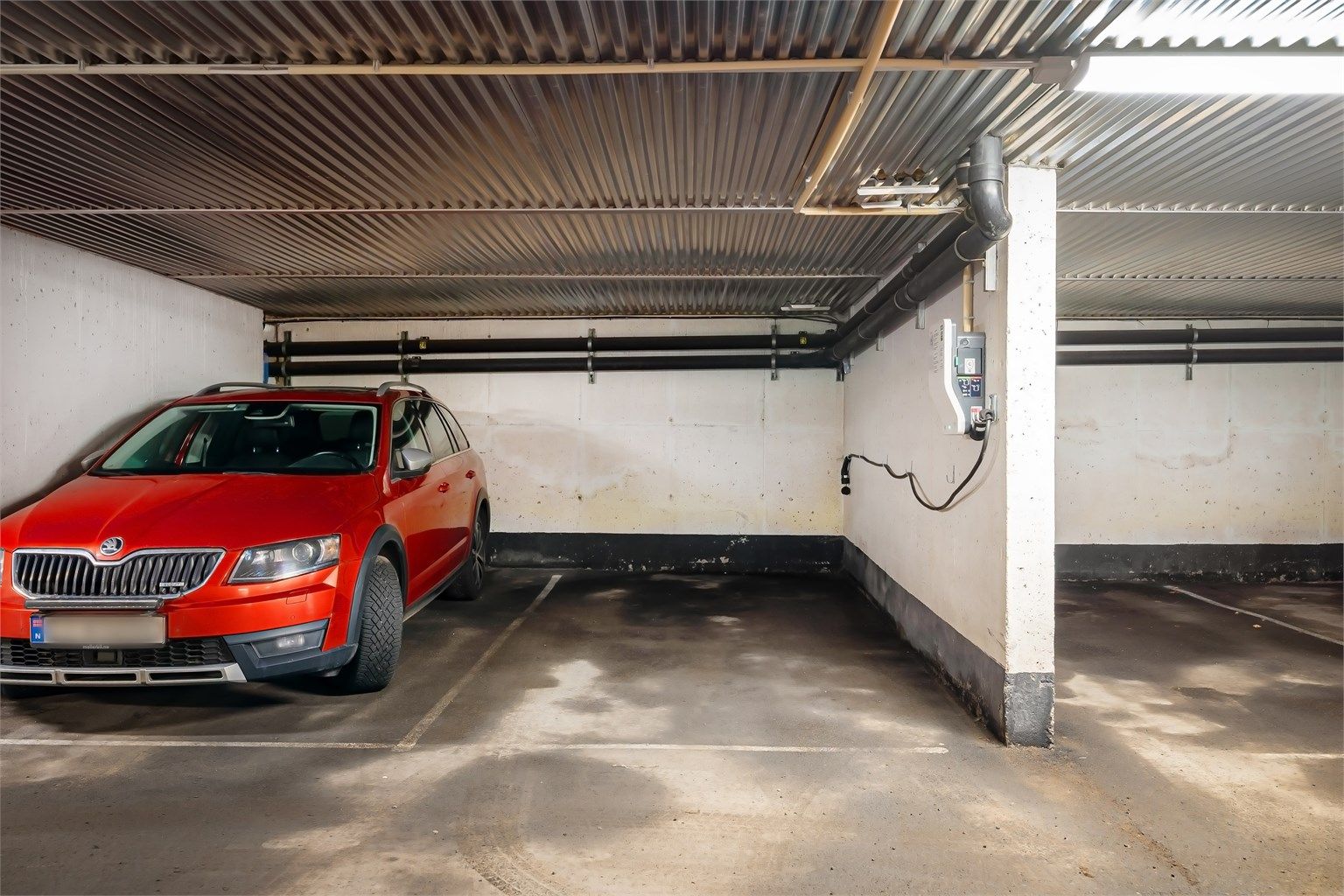 Boligen disponerer en parkeringsplass (nr 25) med elbillader i felles garasjeanlegg