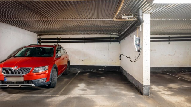 Boligen disponerer en parkeringsplass (nr 25) med elbillader i felles garasjeanlegg