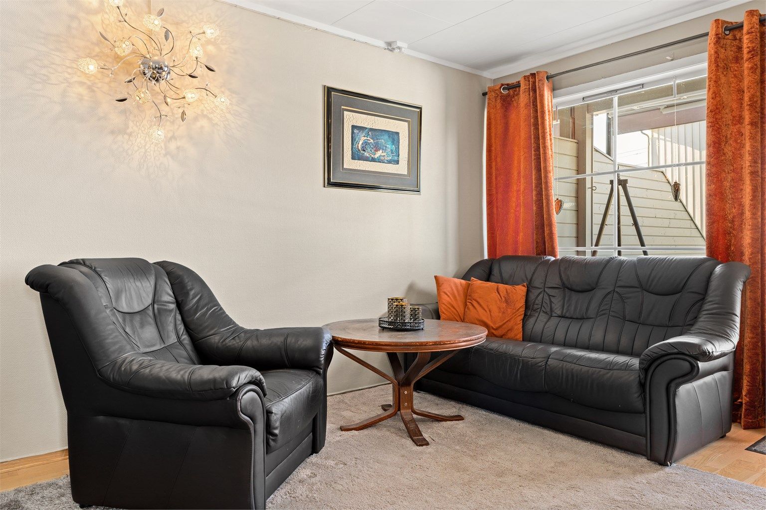 De store vindusflatene gir godt med naturlig lys inn i stuen.