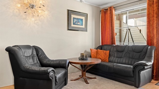 De store vindusflatene gir godt med naturlig lys inn i stuen.