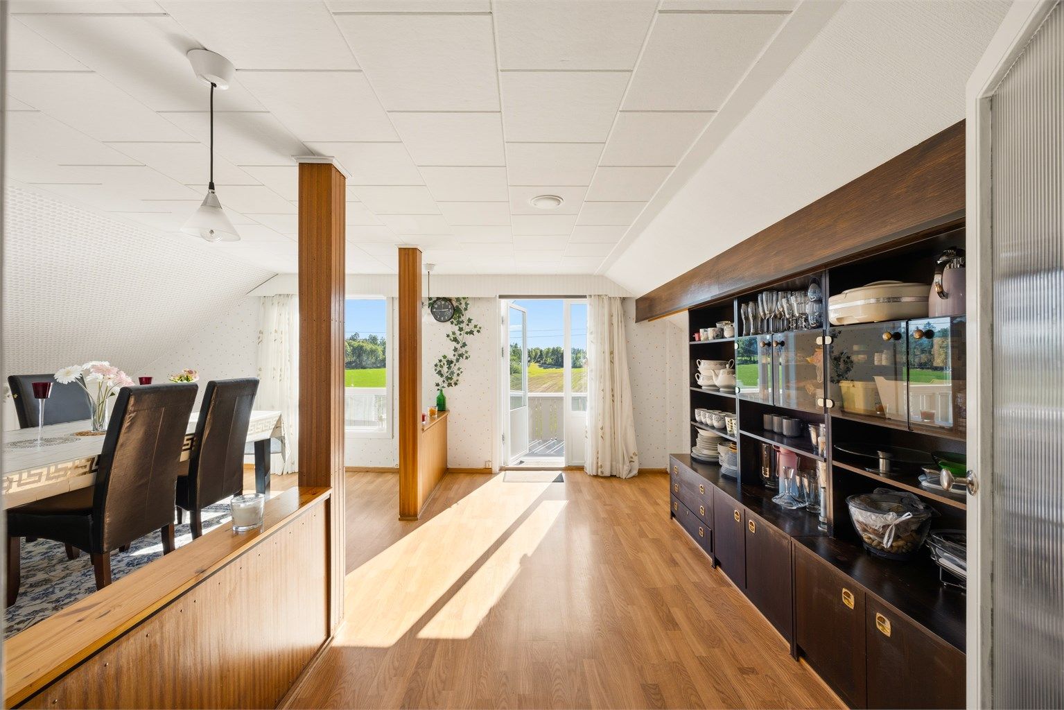 Fra stuen er det direkte utgang til terrassen via en tofløyet terrassedør.