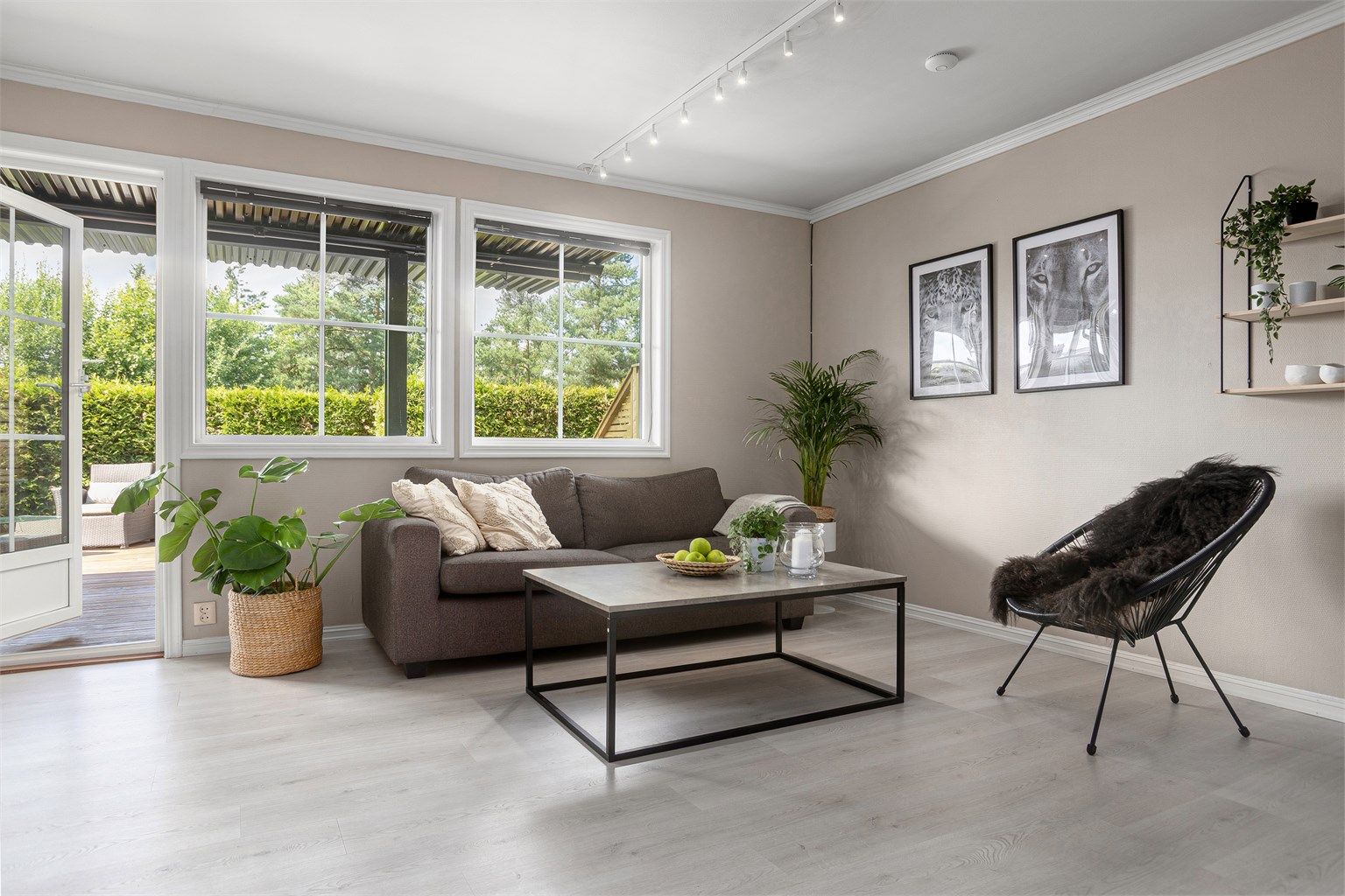 Stue med god plass til sofagruppe 