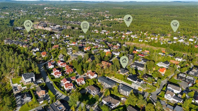 Beliggenheten er rolig og barnevennlig, samtidig som du har kort vei til skoler, barnehager, Myrvoll torg, tog, buss og marka med lysløyper og turstier. Her er det lett å trives!
