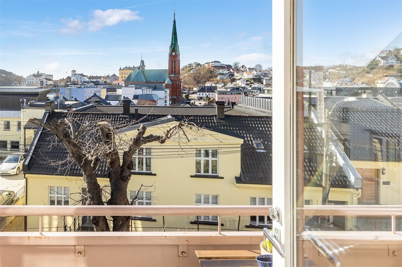 Fra leiligheten er det gangavstand til alt Arendal sentrum har å by på av butikker og servicetilbud.