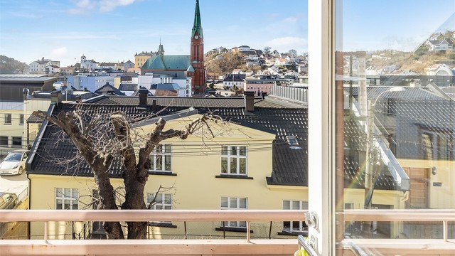 Fra leiligheten er det gangavstand til alt Arendal sentrum har å by på av butikker og servicetilbud.