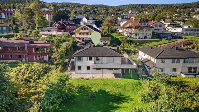 Boligen ligger tilbaketrukket i en blindvei, noe som gir lite gjennomgangstrafikk.