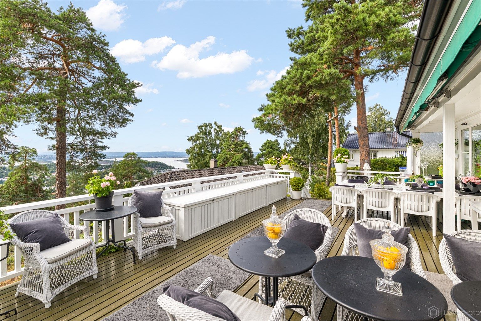 Stor vestvendt terrasse på 41 kvm med flott utsikt