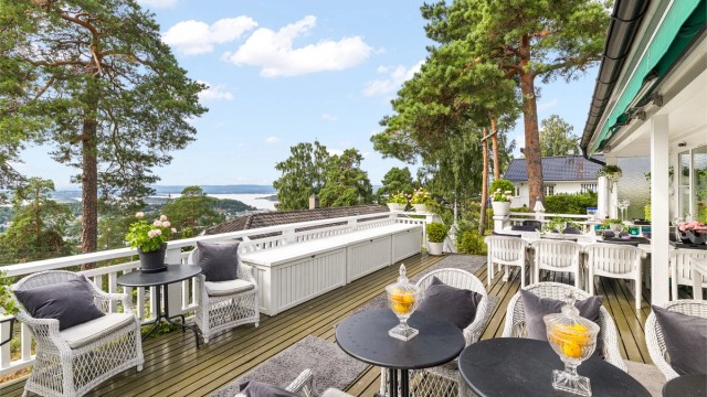 Stor vestvendt terrasse på 41 kvm med flott utsikt