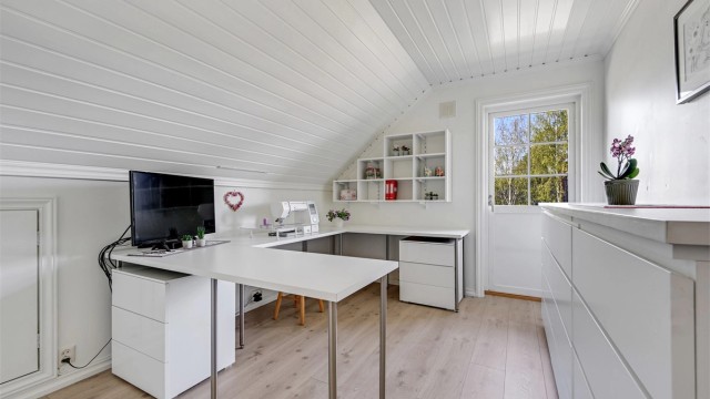 Ett av soverommene i andre etasje har direkte utgang til en vestvendt balkong.