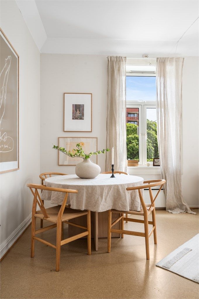Spiseplassen glir naturlig inn i stuen og danner en hyggelig ramme for både hverdagsmiddager og lange kvelder med gode venner.