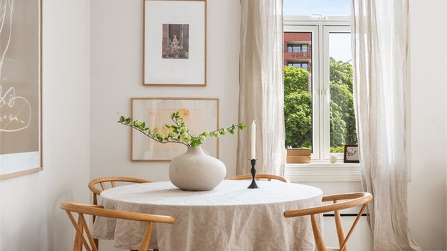 Spiseplassen glir naturlig inn i stuen og danner en hyggelig ramme for både hverdagsmiddager og lange kvelder med gode venner.