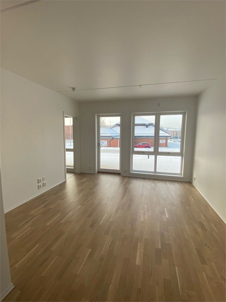 Lys stue med store vindusflater som gir godt med naturlig lys. 