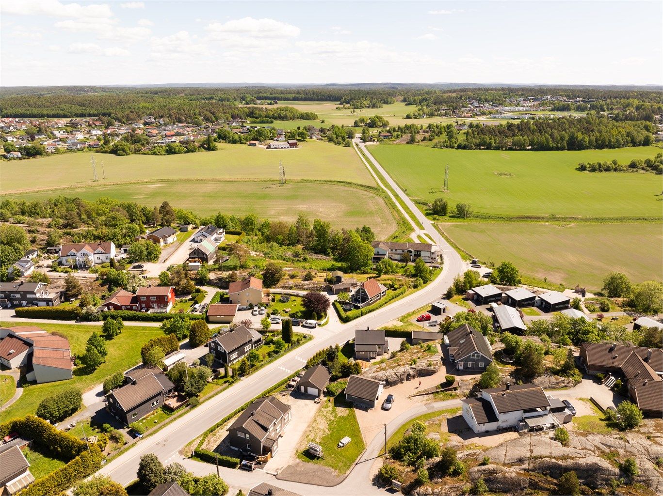 Boligområdet ved Kjølberg er veletablert og langt mer sentralt enn hva de landlige omgivelsene kan antyde. Til sentrum er det sykkelavstand eller 10 min. med bil.