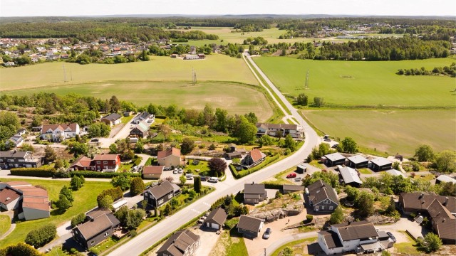 Boligområdet ved Kjølberg er veletablert og langt mer sentralt enn hva de landlige omgivelsene kan antyde. Til sentrum er det sykkelavstand eller 10 min. med bil.