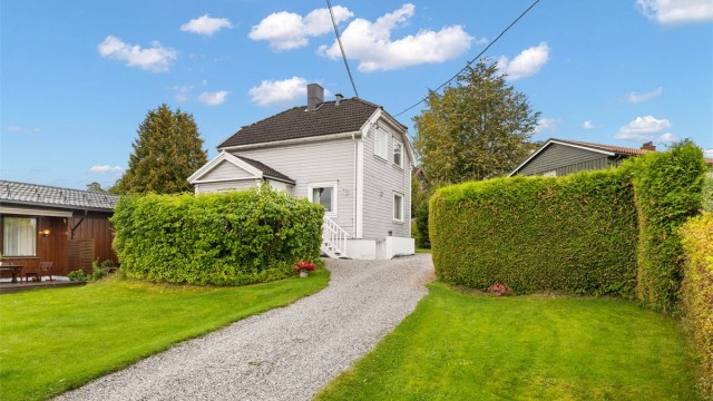 Klassisk villa fra 1929 med stort potensial for modernisering, beliggende i et attraktivt og etablert boligområde på Munkerud.
Foto: Løvås Foto
