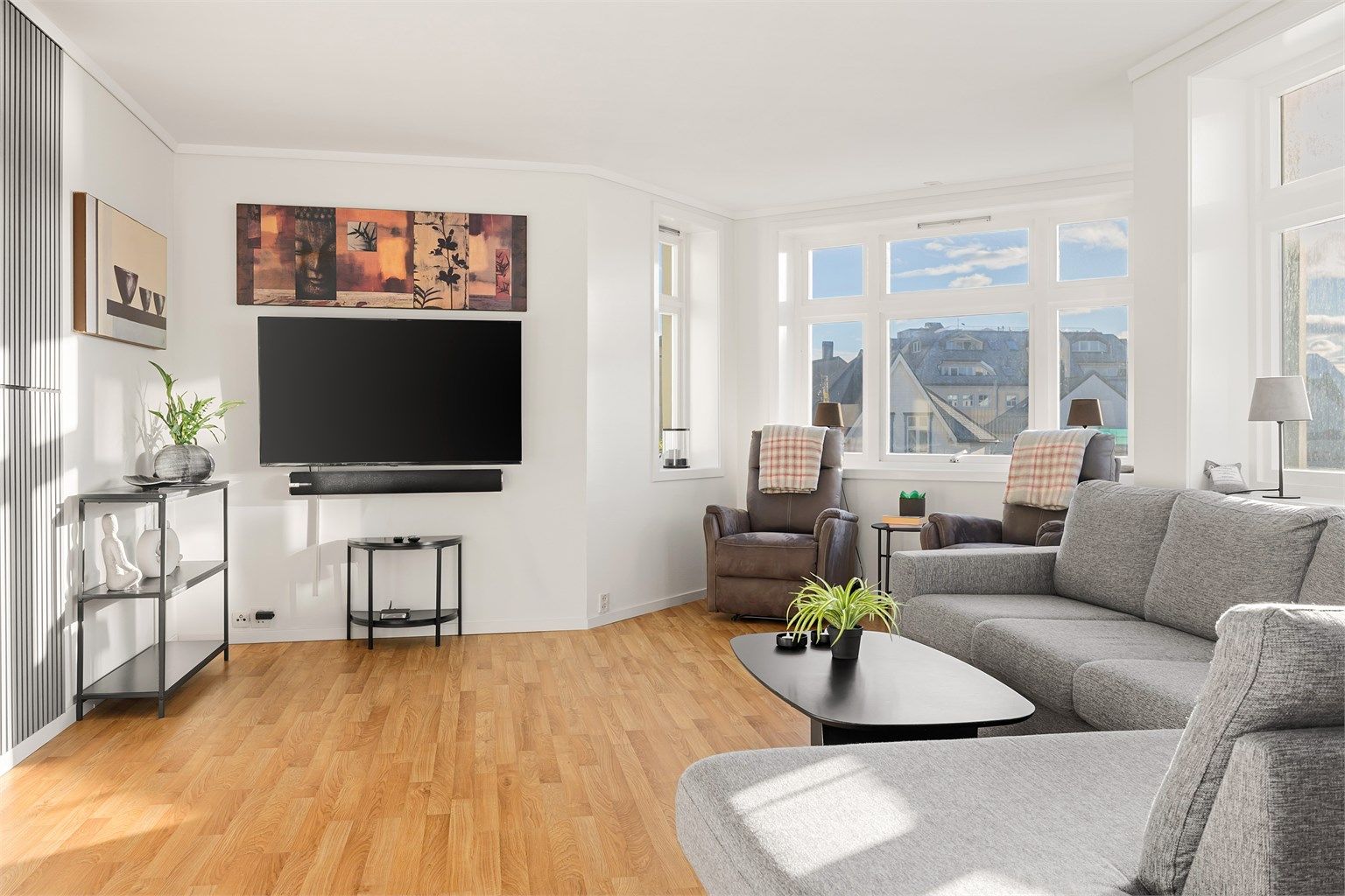 Leiligheten har en romslig stue på ca 22m², med karnapp som gir rommet særpreg. Det er vindusflater i flere himmelretninger som slipper godt med naturlig lys inn i rommet