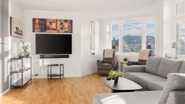 Leiligheten har en romslig stue på ca 22m², med karnapp som gir rommet særpreg. Det er vindusflater i flere himmelretninger som slipper godt med naturlig lys inn i rommet