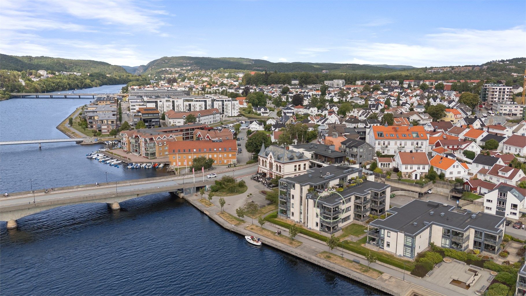 Leiligheten er beliggende i 3. etasje - sentralt, gode solforhold og utsikt.