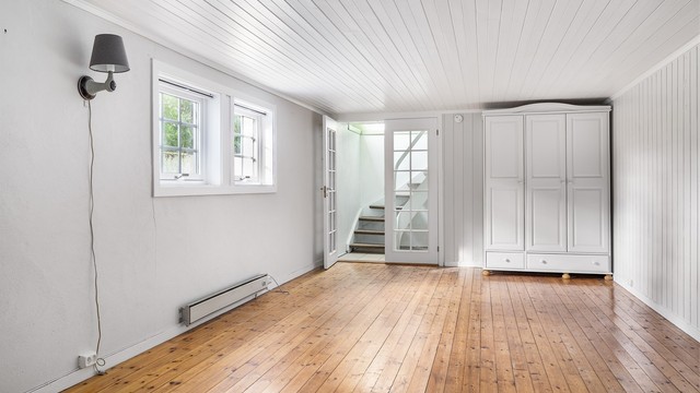 Kjelleren inneholder flere innredede rom. Dette på ca. 24 kvm. har vært benyttet som kjellerstue.