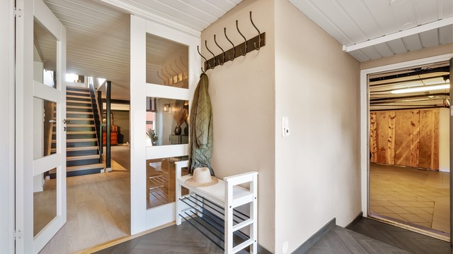 Entré med plass til yttertøy og direkte adkomst til den integrerte garasjen (ikke byggemeldt adkomst).