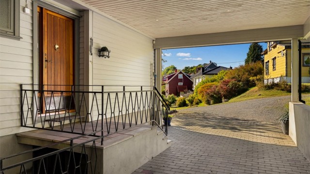 Fra carporten er det kort vei til både hovedinngangen og kjellertrappen.