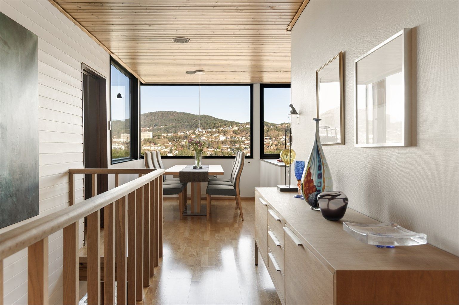 - Tar man turen ut på kjøkkenet vil man bli møtt av en spektakulær utsikt fra meget store vindusflater ved spisestue/kjøkkenområdet -