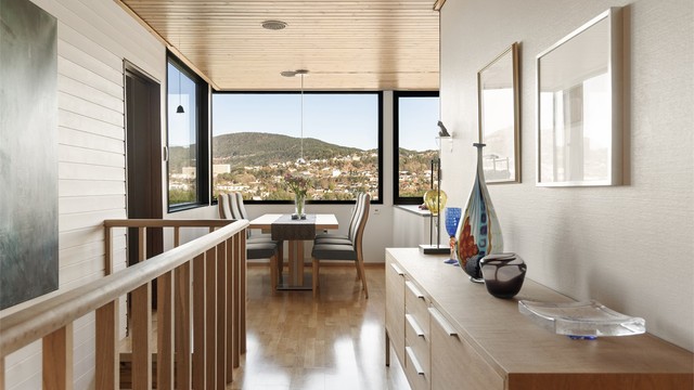 - Tar man turen ut på kjøkkenet vil man bli møtt av en spektakulær utsikt fra meget store vindusflater ved spisestue/kjøkkenområdet -