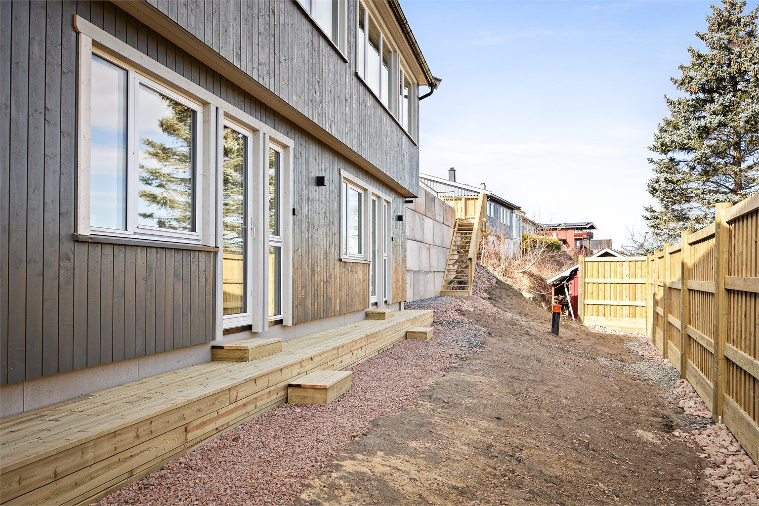 Hver seksjonseier har ansvar for opparbeidelse, vedlikehold, samt kostnader for utearealet.