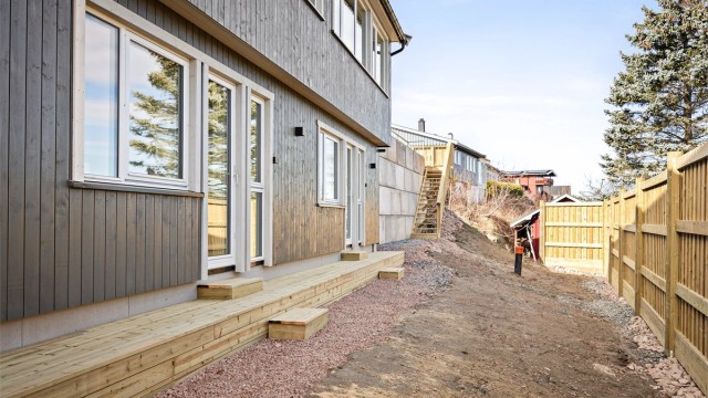 Hver seksjonseier har ansvar for opparbeidelse, vedlikehold, samt kostnader for utearealet.