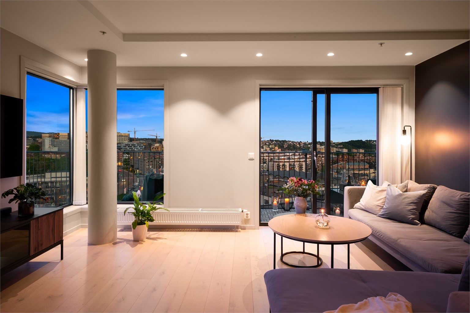 I tillegg kan den nydelige og åpne utsikten over deler av Oslo nytes mens du slapper av i sofaen - Det gir en helt spesiell ro å sitte her og se utover byen, og om kvelden blir det magisk når lysene fra bygningene tennes og byen våkner til liv.