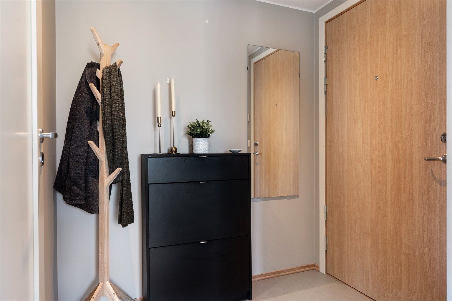 Entré med plass til møblement for oppbevaring av sko og yttertøy. 