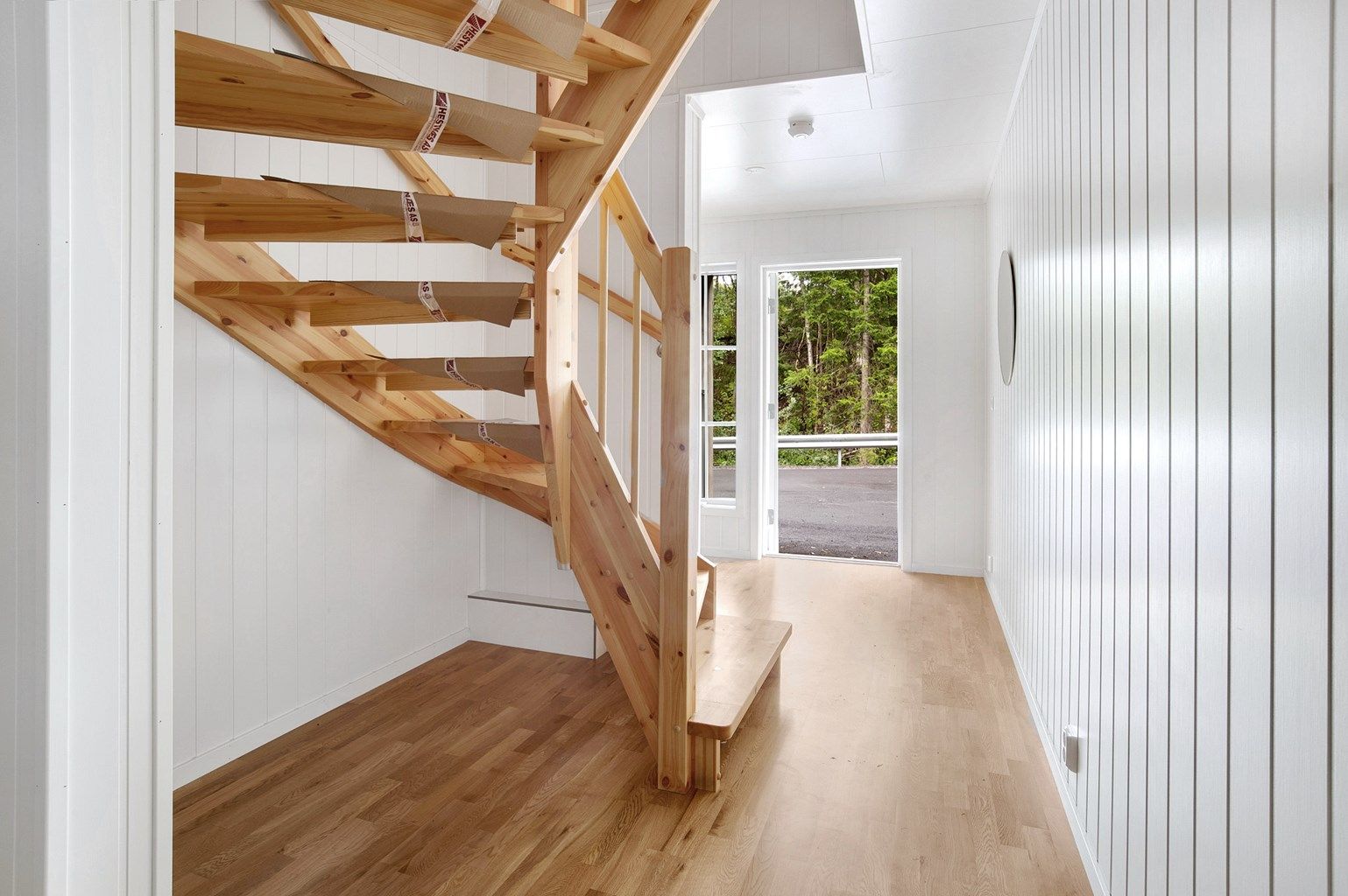 Romslig lys gang, ( bilde er fra 4A så materialvalgene på gulv kan varierer)