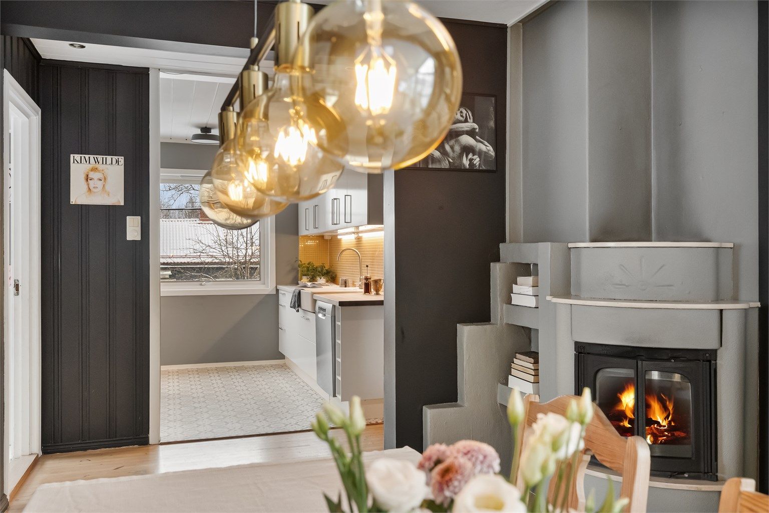 Spisestuen har en peisovn med glassdør som gir effektiv oppvarming og en hyggelig atmosfære.