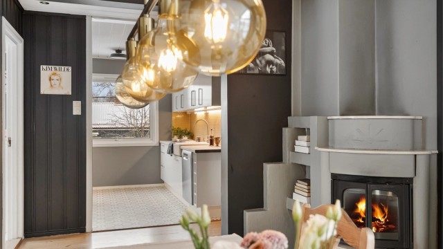 Unik og koselig 4-roms med peis og balkong. Foto: Zovenfra AS