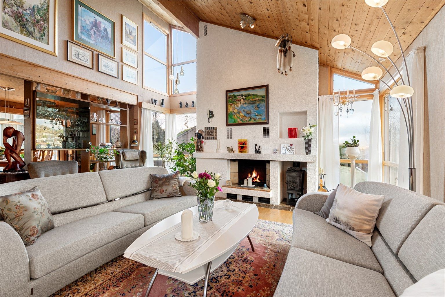 Luftig stue med god takhøyde og skråhimling