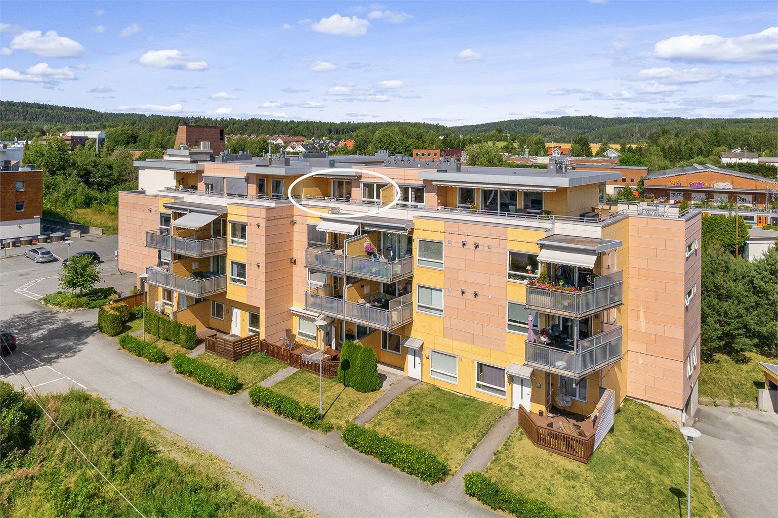 Leiligheten ligger i 4. etasje i en bygning fra 2004, med heisadkomst.