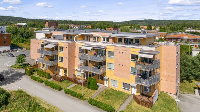 Leiligheten ligger i 4. etasje i en bygning fra 2004, med heisadkomst.