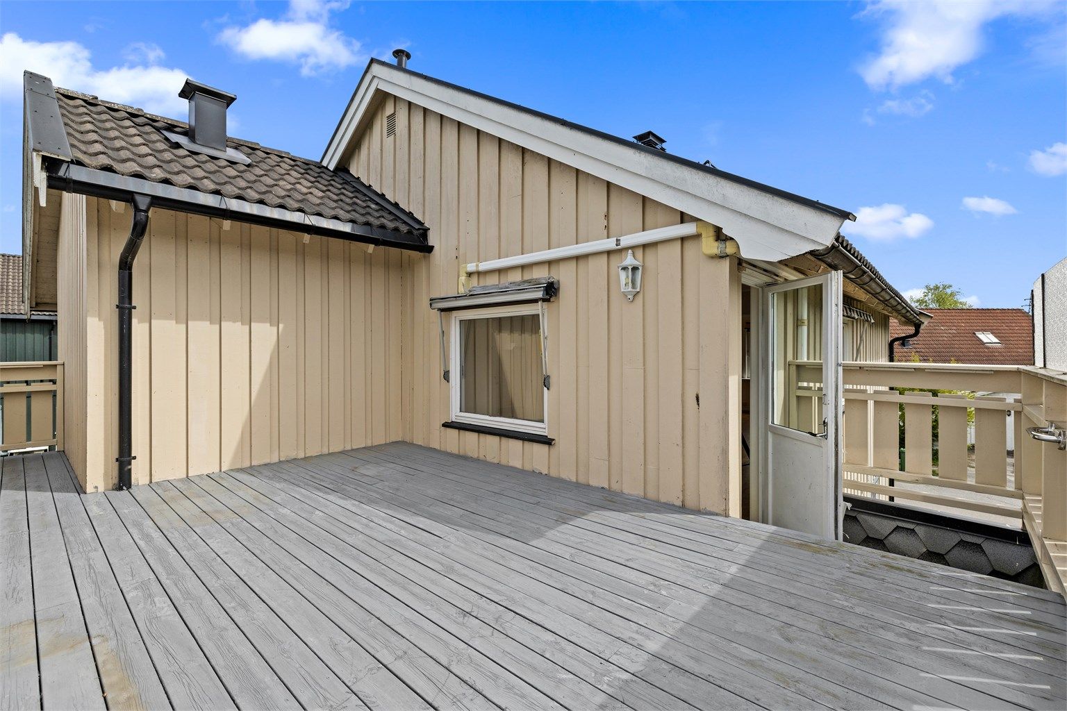 Stor terrasse med god plass til utemøbler og grill.