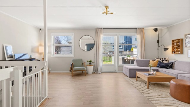 Gjennomgående parkett i hele etasjen skaper en helhetlig følelse.