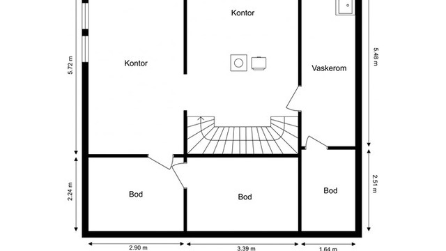 Underetasjen er praktisk innredet med vaskerom, to kontorer og tre boder for lagring.