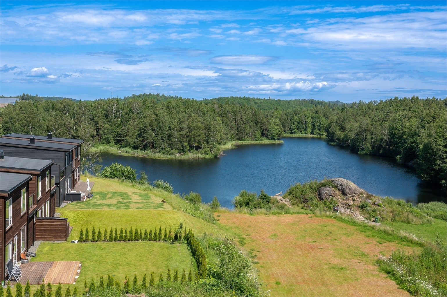 Fra eiendommen er det flott utsikt mot vannet og det omkringliggende landskapet. Fotograf: Thor Brobakken.