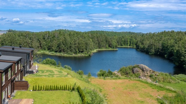 Fra eiendommen er det flott utsikt mot vannet og det omkringliggende landskapet. Fotograf: Thor Brobakken.