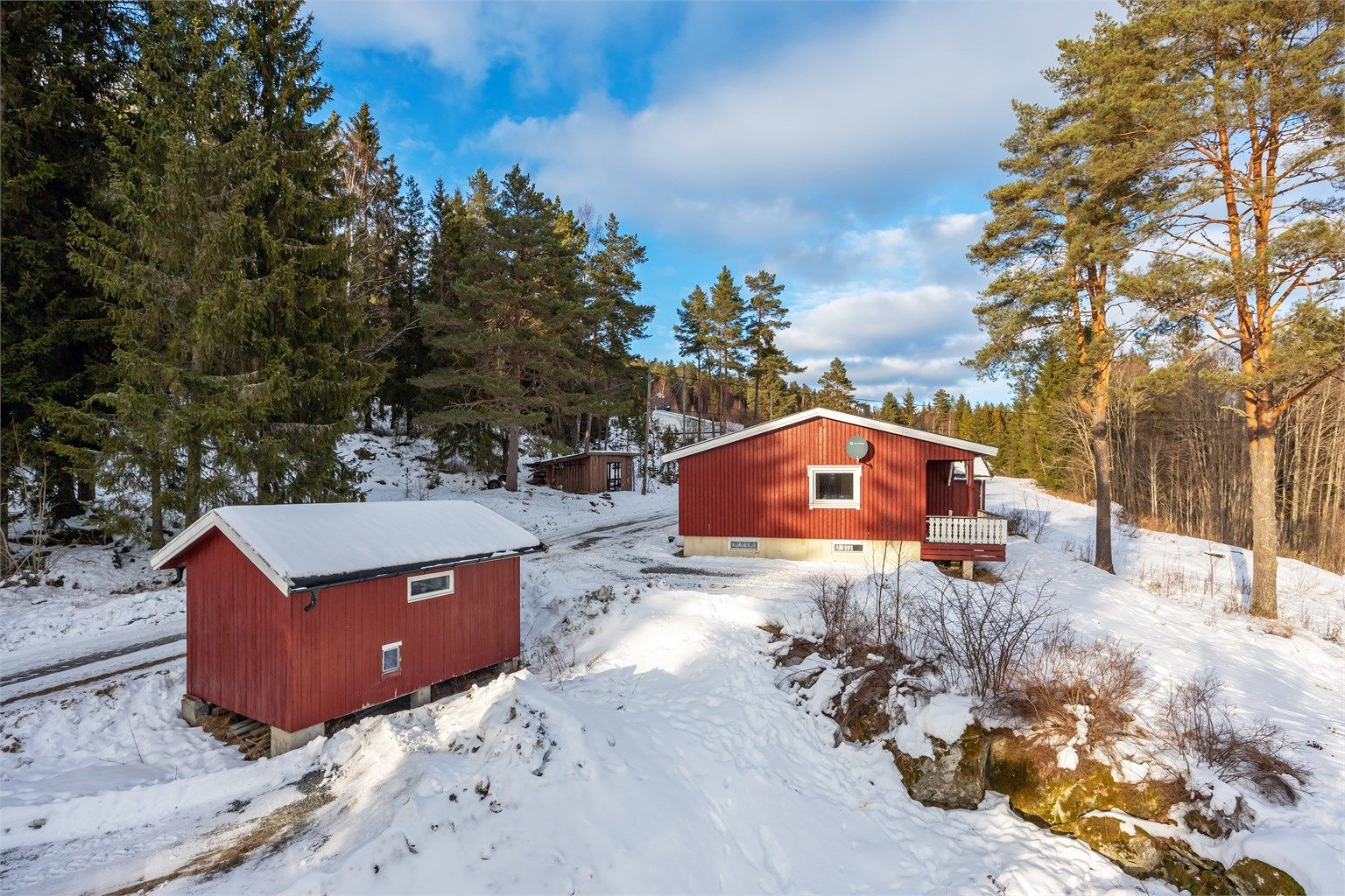 I tillegg til garasjen følger det med en frittstående bod/hundehus på 12 m².