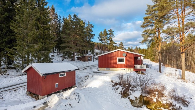 I tillegg til garasjen følger det med en frittstående bod/hundehus på 12 m².