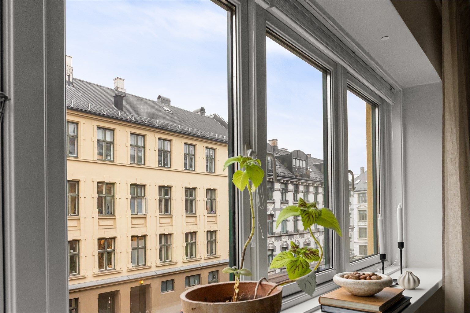 De store vinduene gir et fint utsyn mot de klassiske bygårdene som gir nabolaget sitt særpreg.