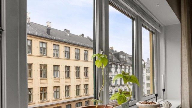 De store vinduene gir et fint utsyn mot de klassiske bygårdene som gir nabolaget sitt særpreg.