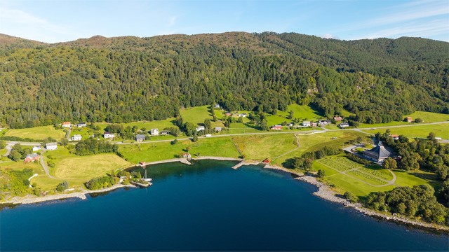 Slotsvika kjennetegnes av spredt bebyggelse og landlige omgivelser.
