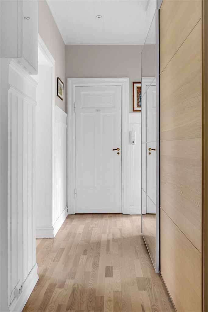 Entré med skyvedørsgarderobe.