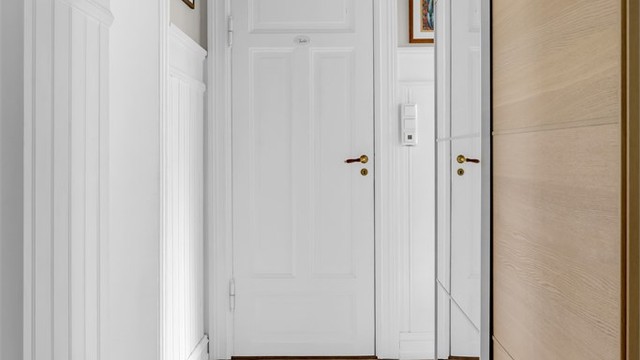 Entré med skyvedørsgarderobe.