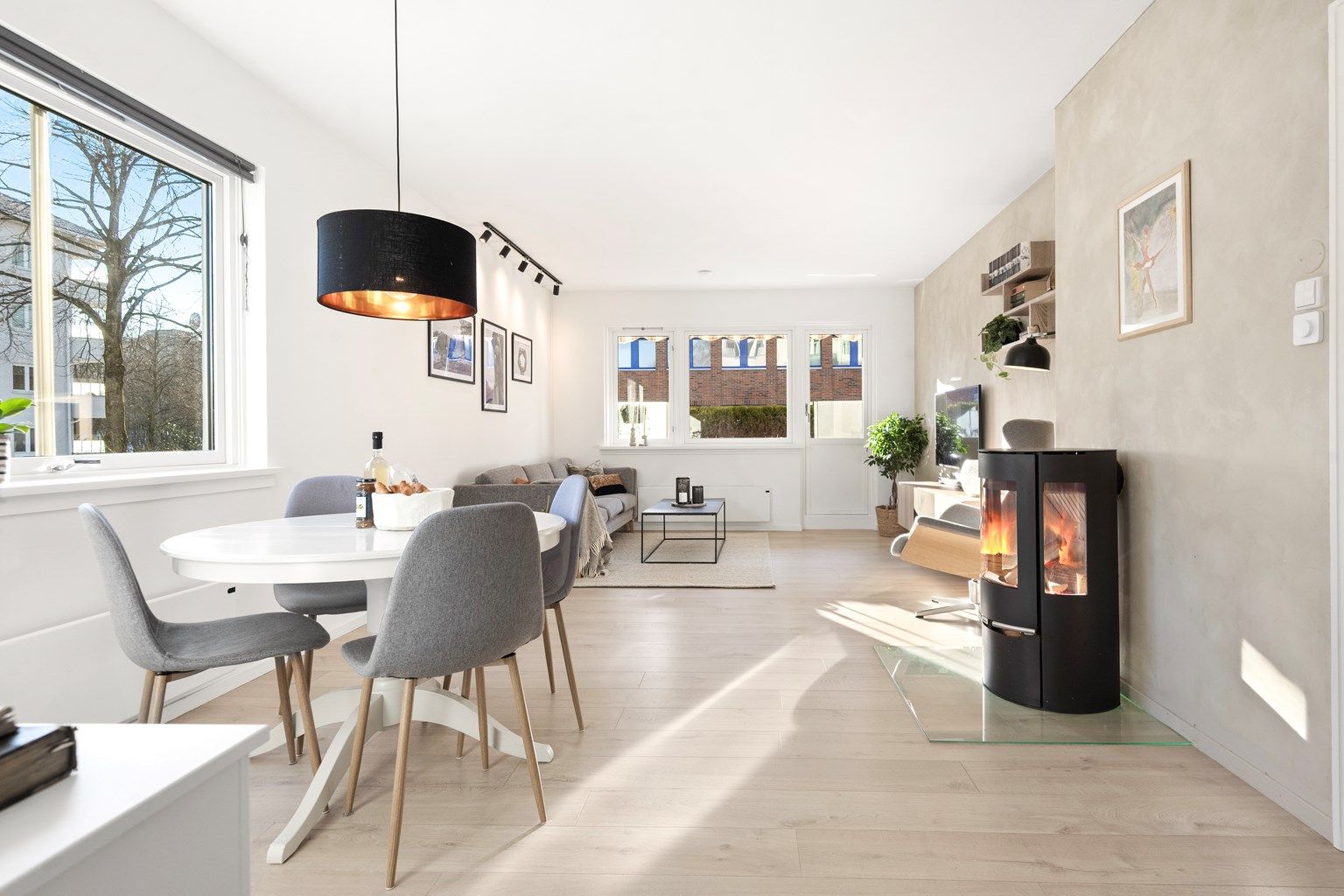 Velkommen til Sørkedalsveien 23A - Presentert av Eiendomsmegler Marius Stormfelt - Stilfull 3-roms endeleilighet med gjennomgående god standard, lys og luftig atmosfære samt sydvendt balkong med utgang fra stuen.